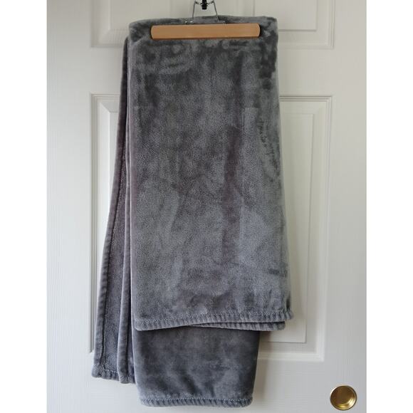 Columbia Super Soft Plush Throw Blanket Boulder dark gray 50 x 60 inches grey - Picture 3 of 13